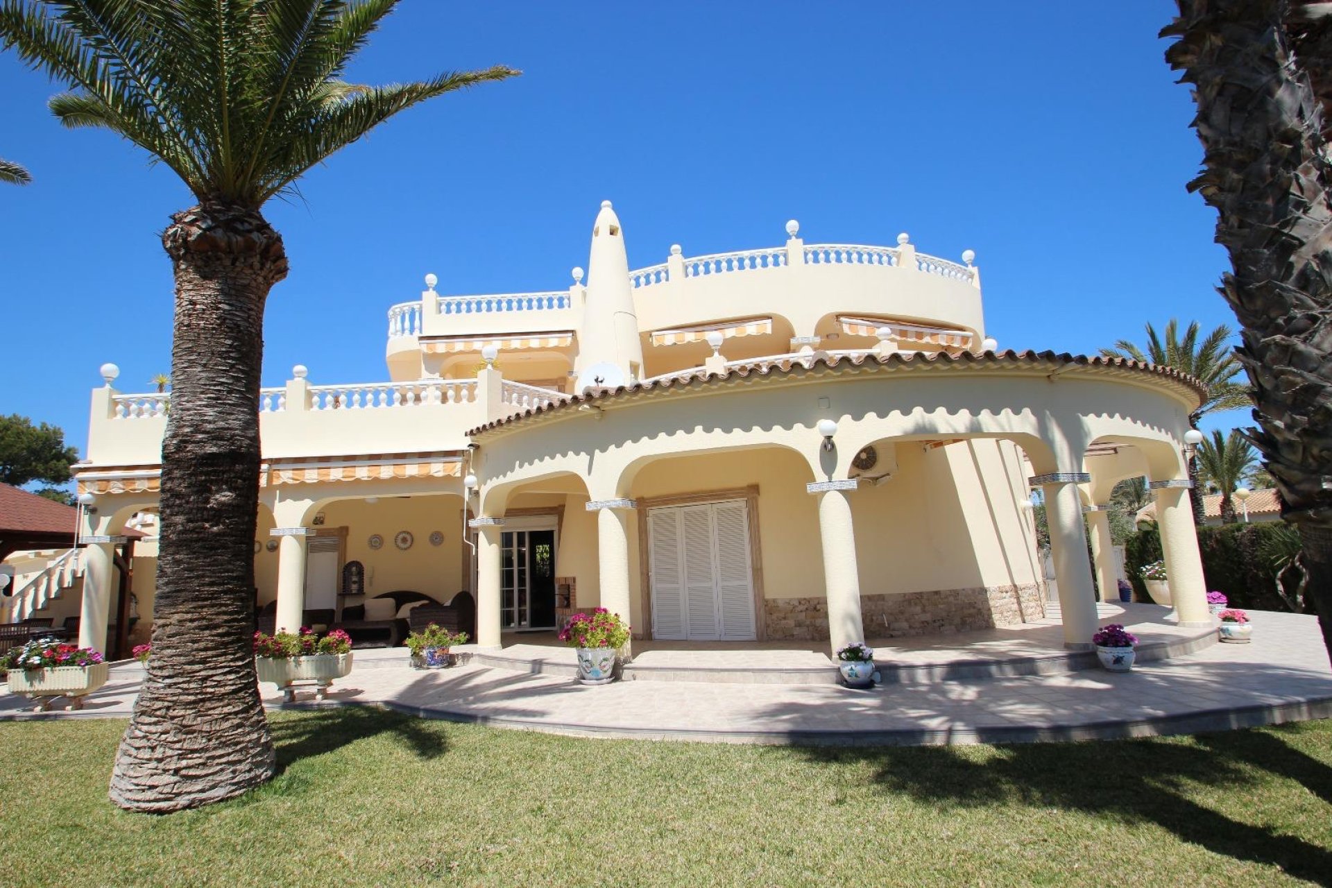Resale - Villa - Torrevieia - Punta Prima