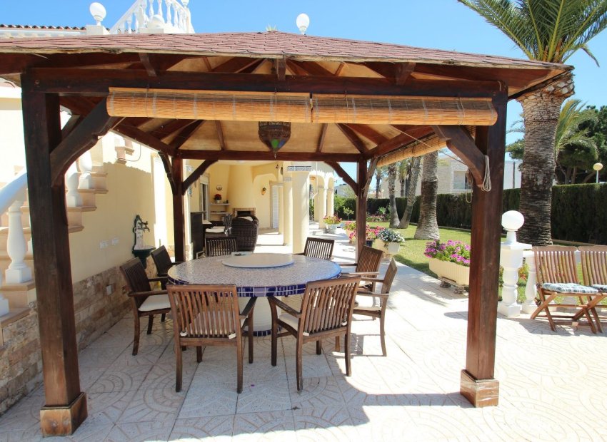 Resale - Villa - Torrevieia - Punta Prima