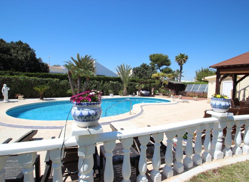 Resale - Villa - Torrevieia - Punta Prima