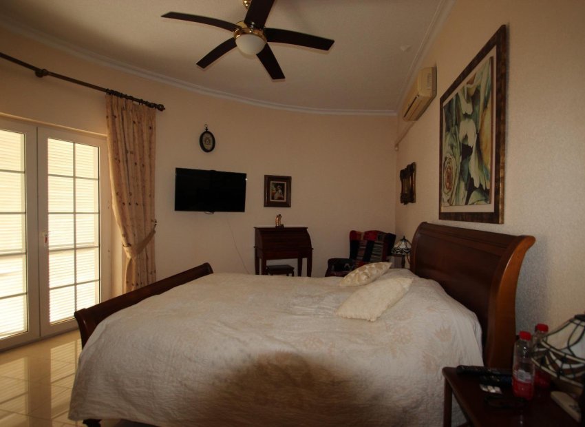 Resale - Villa - Torrevieia - Punta Prima