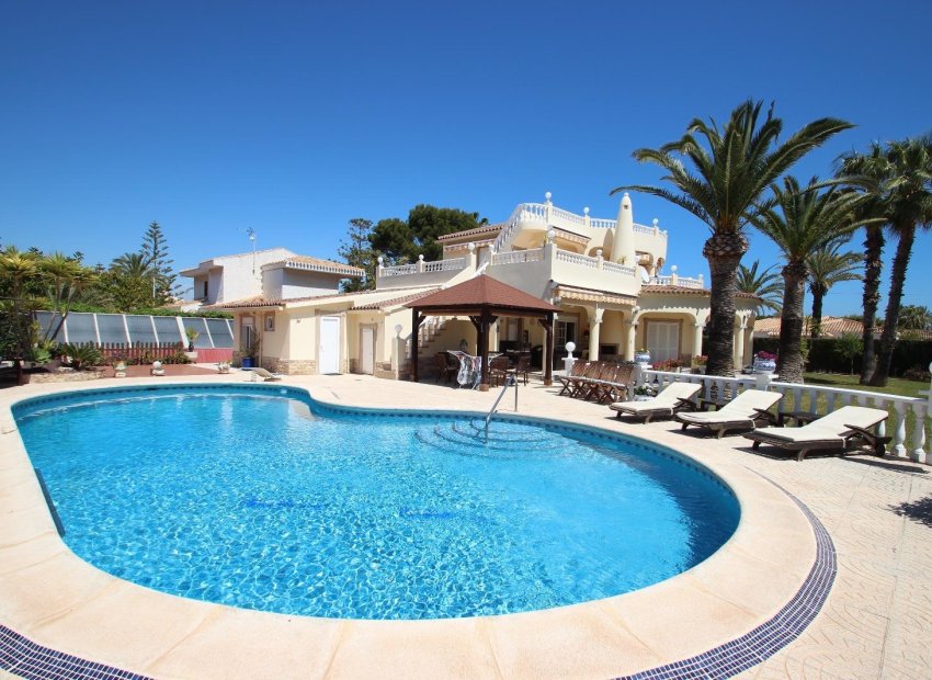 Resale - Villa - Torrevieia - Punta Prima