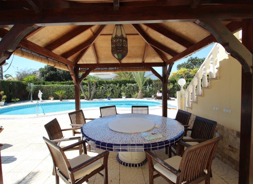 Resale - Villa - Torrevieia - Punta Prima