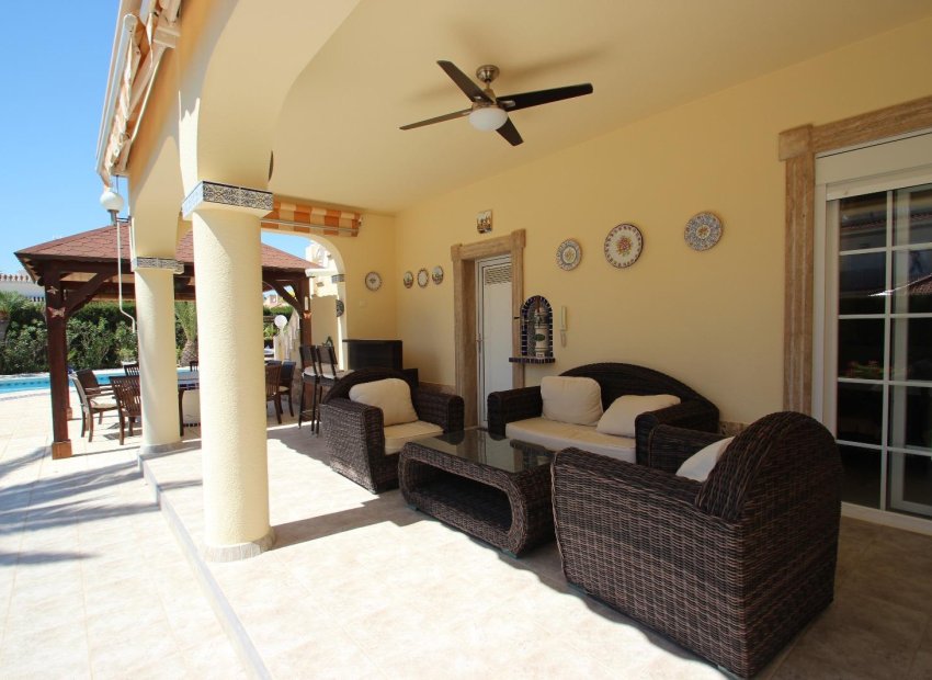 Resale - Villa - Torrevieia - Punta Prima