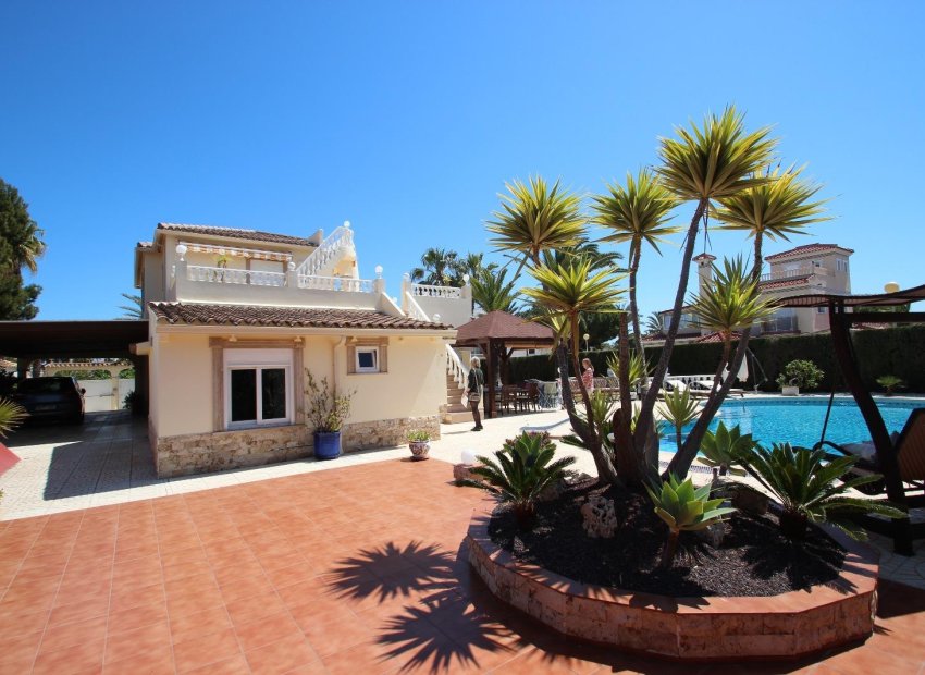Resale - Villa - Torrevieia - Punta Prima
