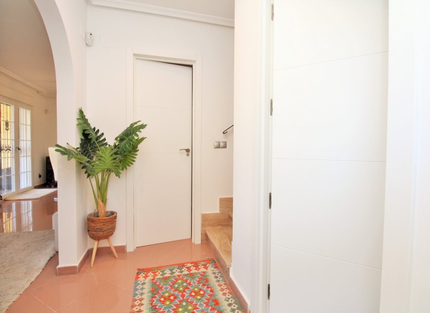 Resale - Villa - Villamartín - Los Dolses