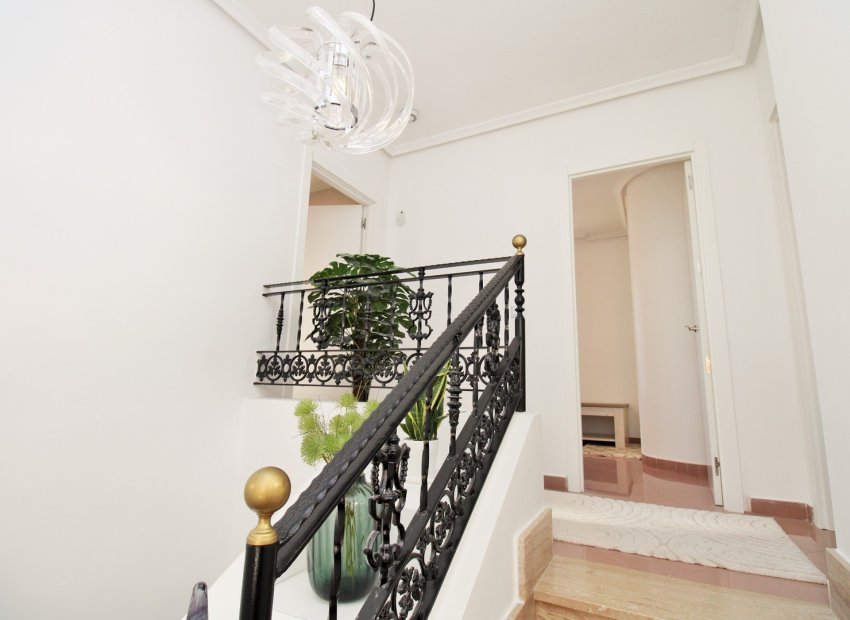 Resale - Villa - Villamartín - Los Dolses