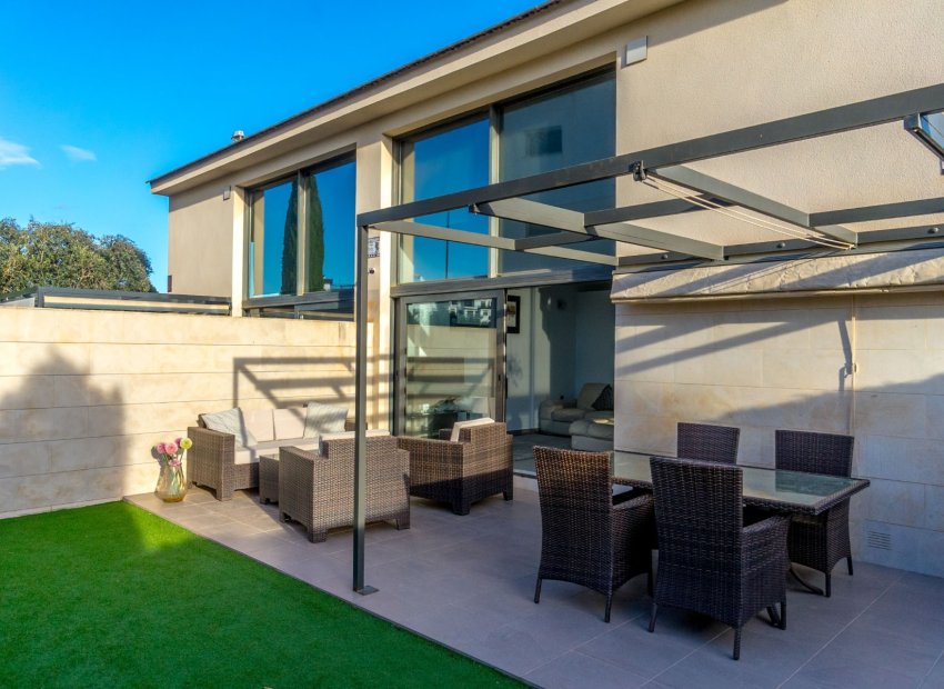 Resale - Villa - Villamartín - Los Dolses