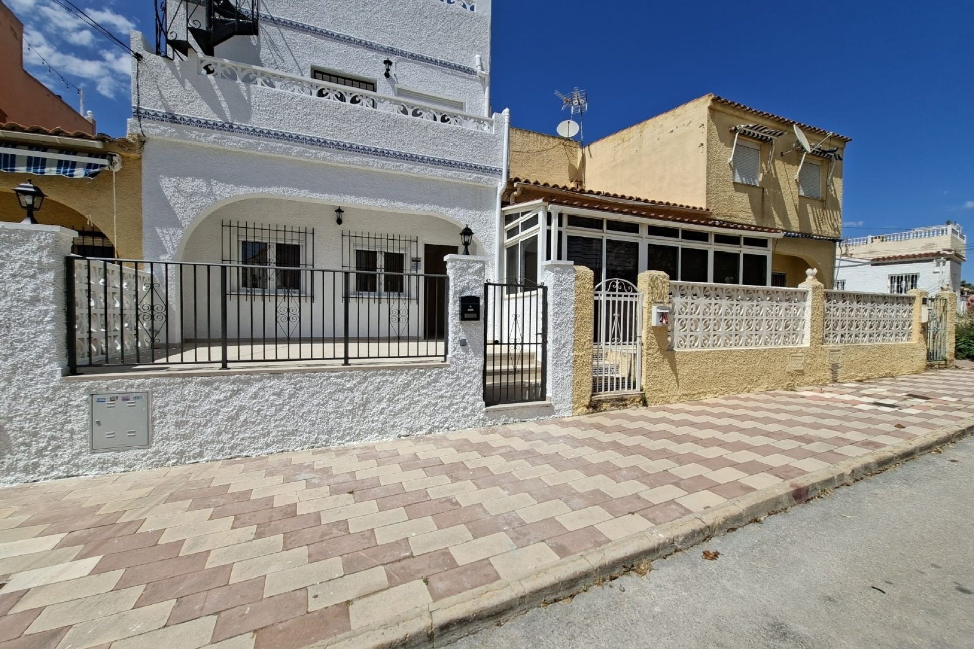 Reventa - Townhouse / Duplex - La Marina - La Marina - Urbanization