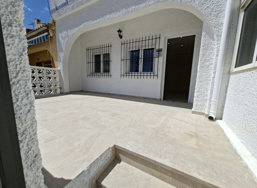 Reventa - Townhouse / Duplex - La Marina - La Marina - Urbanization