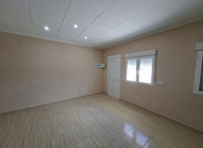 Reventa - Townhouse / Duplex - La Marina - La Marina - Urbanization