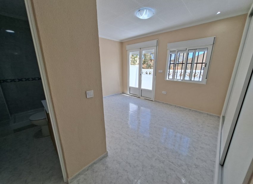 Reventa - Townhouse / Duplex - La Marina - La Marina - Urbanization