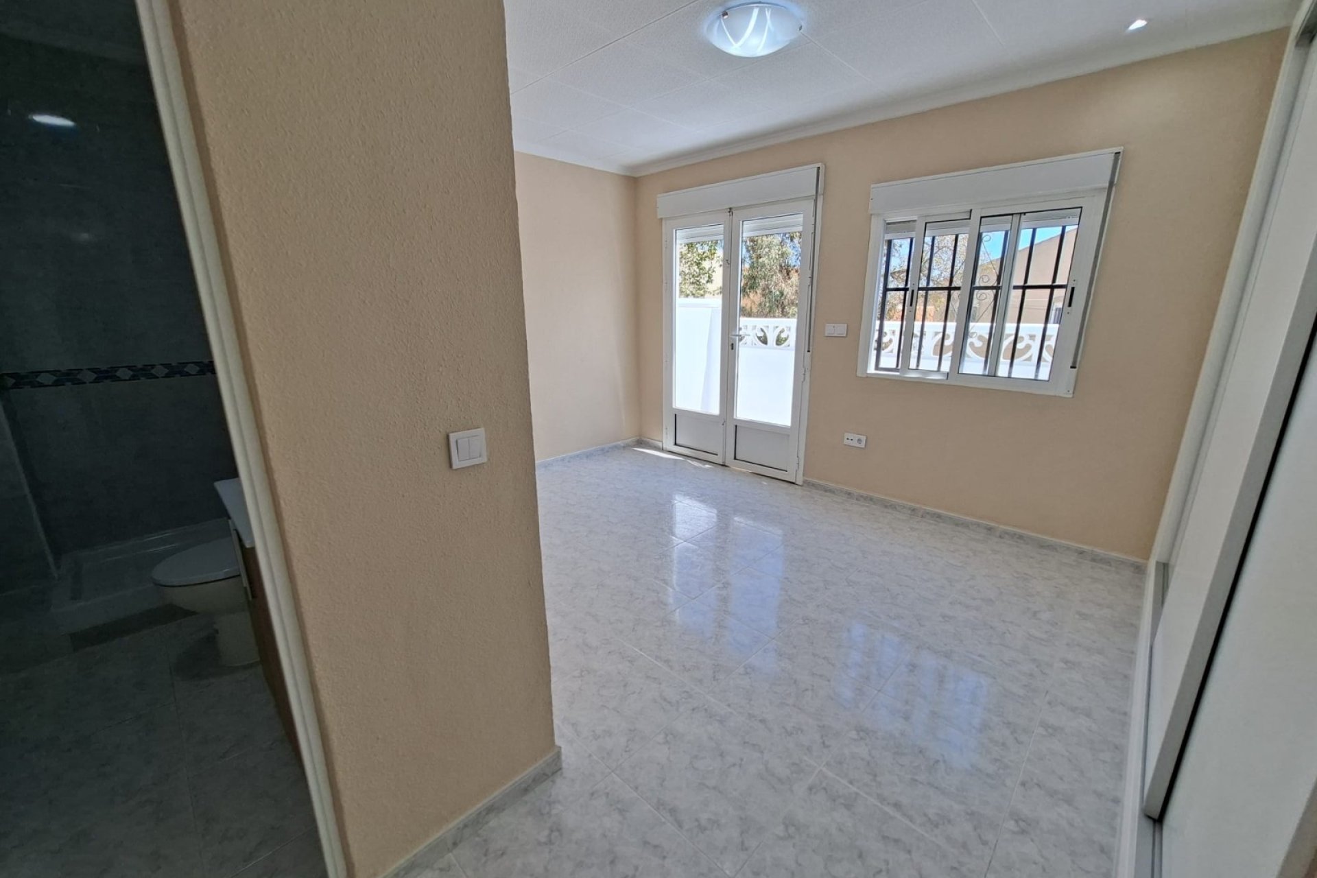 Reventa - Townhouse / Duplex - La Marina - La Marina - Urbanization