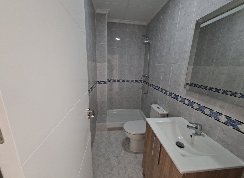 Reventa - Townhouse / Duplex - La Marina - La Marina - Urbanization