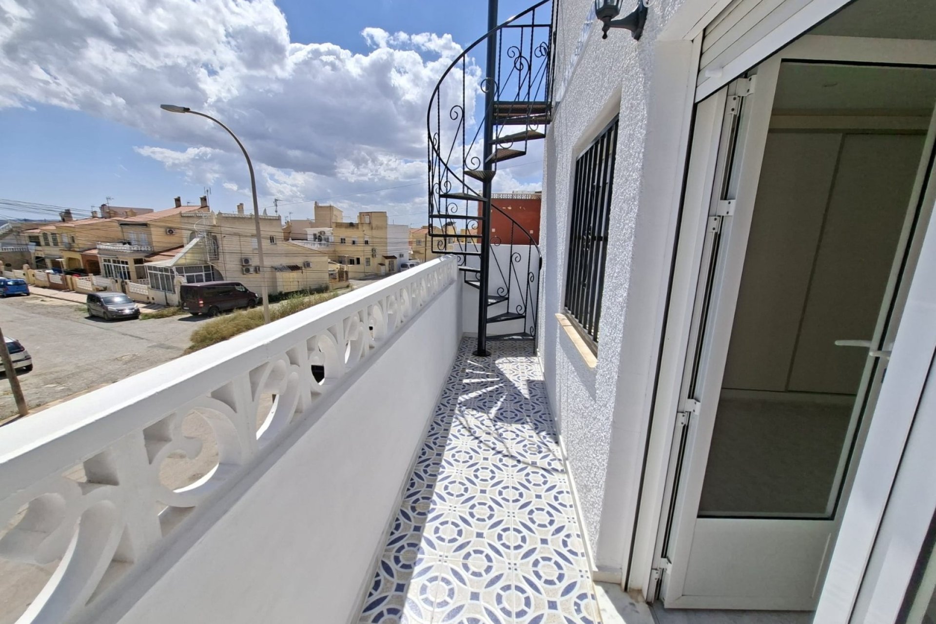 Reventa - Townhouse / Duplex - La Marina - La Marina - Urbanization