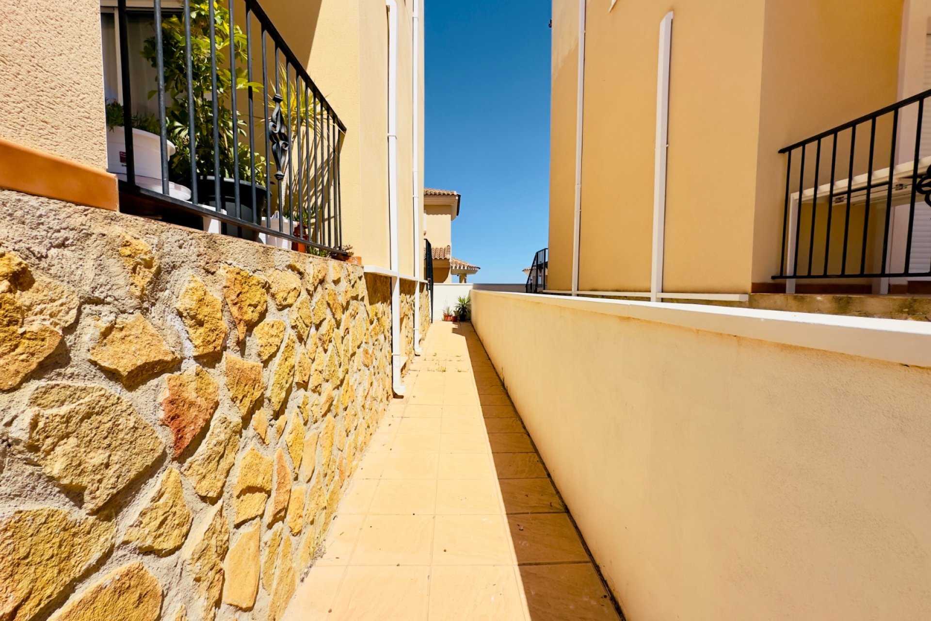 Reventa - Townhouse / Duplex - San Miguel de Salinas - Ciudad de las comunicaciones