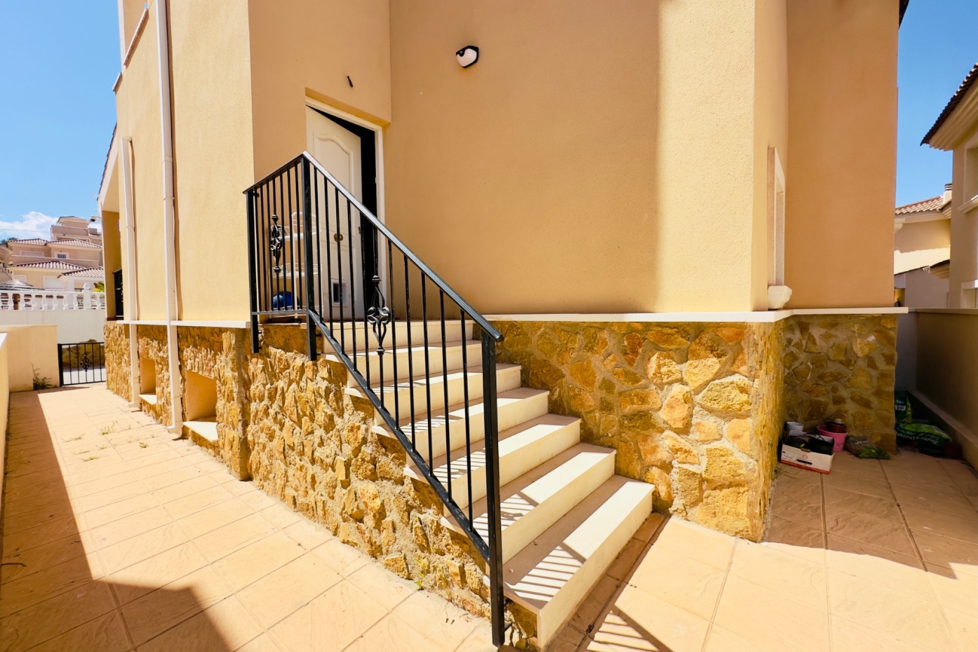 Reventa - Townhouse / Duplex - San Miguel de Salinas - Ciudad de las comunicaciones