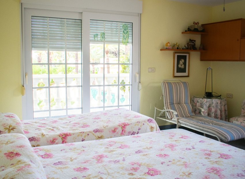 Reventa - Villa - Orihuela Costa - MUY CERCA DE LA PLAYA