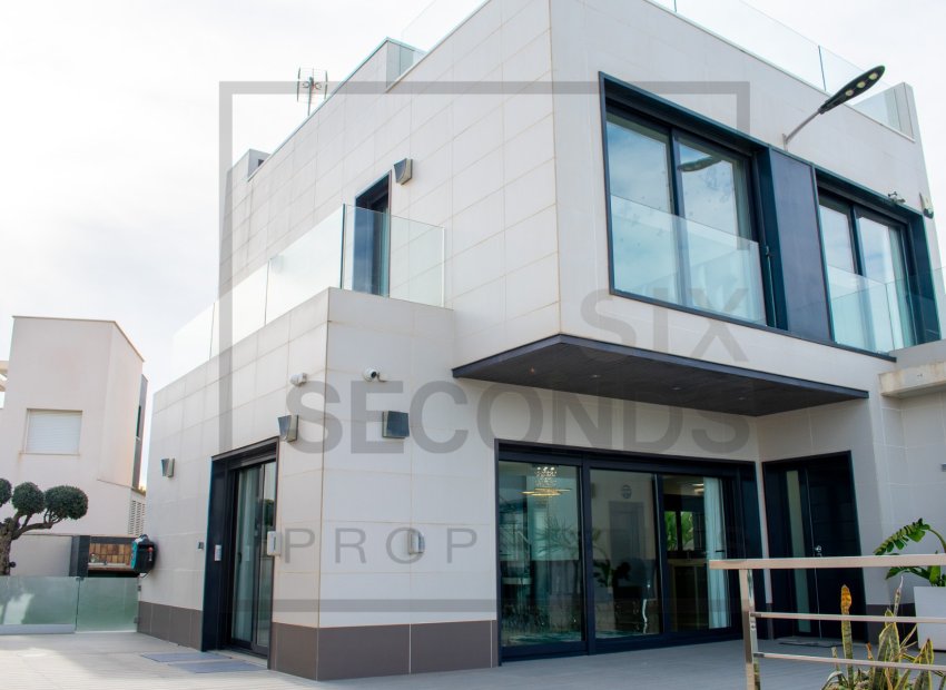 Reventa - Villa - San Miguel de Salinas - Urbanizaciones