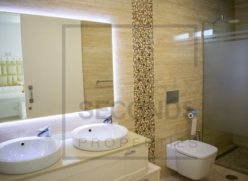 Reventa - Villa - San Miguel de Salinas - Urbanizaciones