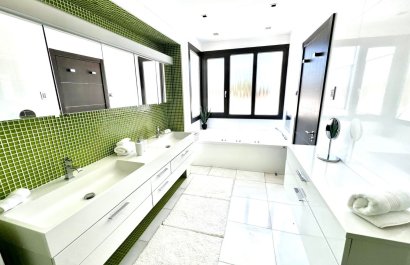 Resale - Villa - Marbella - Nueva Andalucía