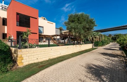 Resale - Townhouse / Duplex / Corner - Estepoa - Selwo