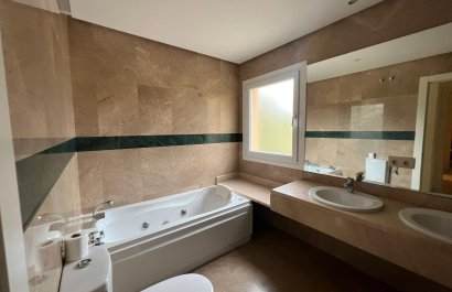 Resale - Apartment / flat - Marbella - Nueva Andalucía