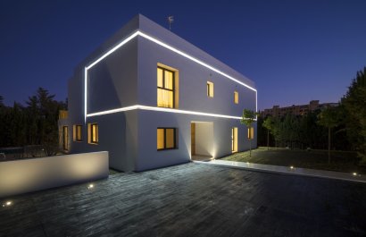 Resale - Villa - Marbella - Nueva Andalucía
