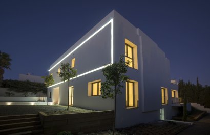 Resale - Villa - Marbella - Nueva Andalucía