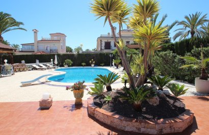 Resale - Villa - Torrevieia - Punta Prima