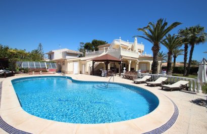 Resale - Villa - Torrevieia - Punta Prima