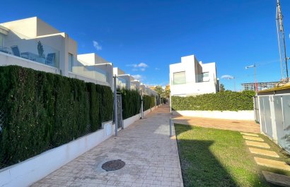 Resale - Townhouse / Duplex / Corner - Torrevieia - Punta Prima