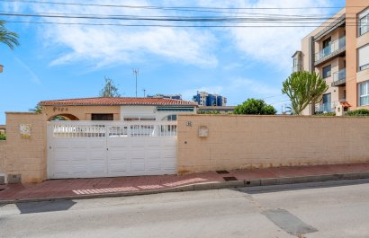 Resale - Villa - Orihuela Costa - Punta Prima
