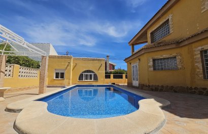 Resale - Villa - Los Alcázares
