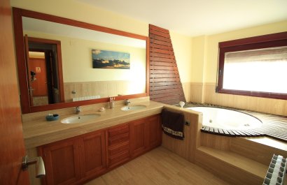 Resale - Townhouse / Duplex / Corner - Villanueva Rio Segura - Villanueva