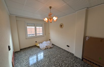 Resale - Apartment / flat - Sax