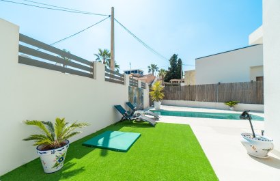 Resale - Villa - Orihuela Costa - Villamartin Golf